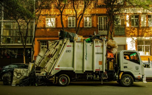 Paslaptis, kurios nepastebi dauguma: sužinokite, kaip iš tiesų dirba šiukšliavežės