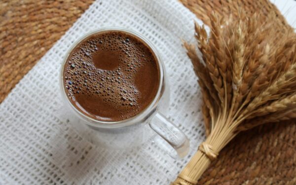 Grūdinė kava be kofeino: sužinokite, ar tai sveikesnė alternatyva ir kam ji labiausiai tinka