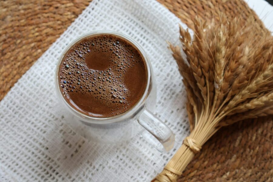 Grūdinė kava be kofeino: sužinokite, ar tai sveikesnė alternatyva ir kam ji labiausiai tinka