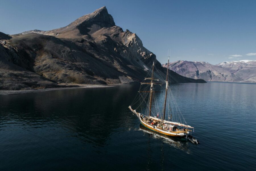 Nežinomas objektas iš gelmių: auksu spindintis radinys giliai po vandeniu sukėlė sumaištį