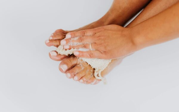 Pieno ir sodos vonelė: paprasta procedūra greitai suminkštinti sukietėjusius kulnus