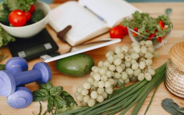 Pamirškite griežtas dietas: sužinokite, kaip miegas, ėjimas ir vanduo padeda reguliuoti svorį