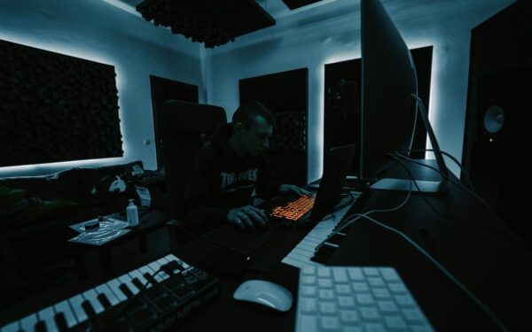 „Arms of God“ pasirodys jau 2026 birželį: indie studijos projektas žada intensyvų veiksmą