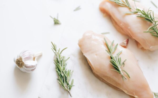 Šaldytuvas ne visada gelbsti: ekspertai atskleidžia, kiek iš tiesų laikosi žalia vištiena