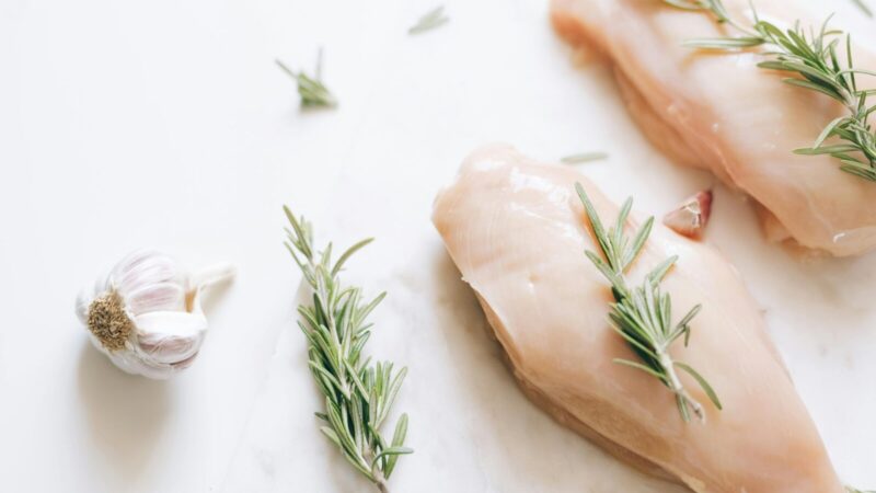 Šaldytuvas ne visada gelbsti: ekspertai atskleidžia, kiek iš tiesų laikosi žalia vištiena