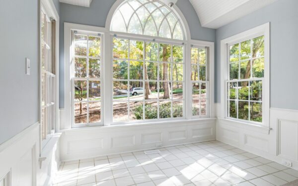 Langų plovimas: patarimai, kaip pasiekti geriausią rezultatą be papildomų priemonių