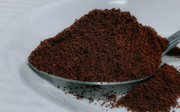 Nemokama priemonė iš virtuvės: kavos tirščiai gali padėti avietėms, bet svarbu nepersistengti