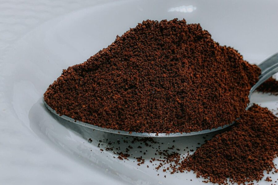 Nemokama priemonė iš virtuvės: kavos tirščiai gali padėti avietėms, bet svarbu nepersistengti