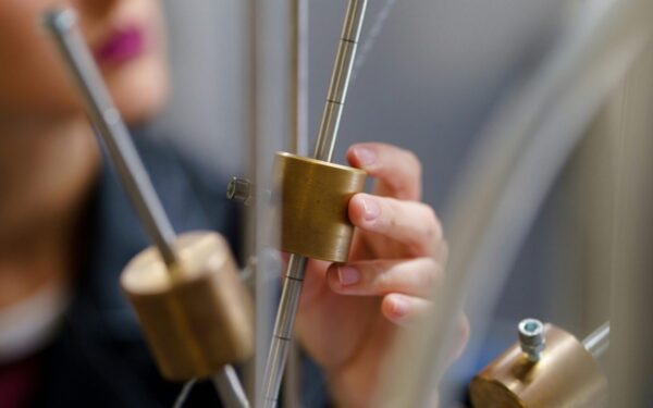 Eksperimentas atskleidė naujų detalių: sužinokite, kas slypi už dalelių masės paslapties