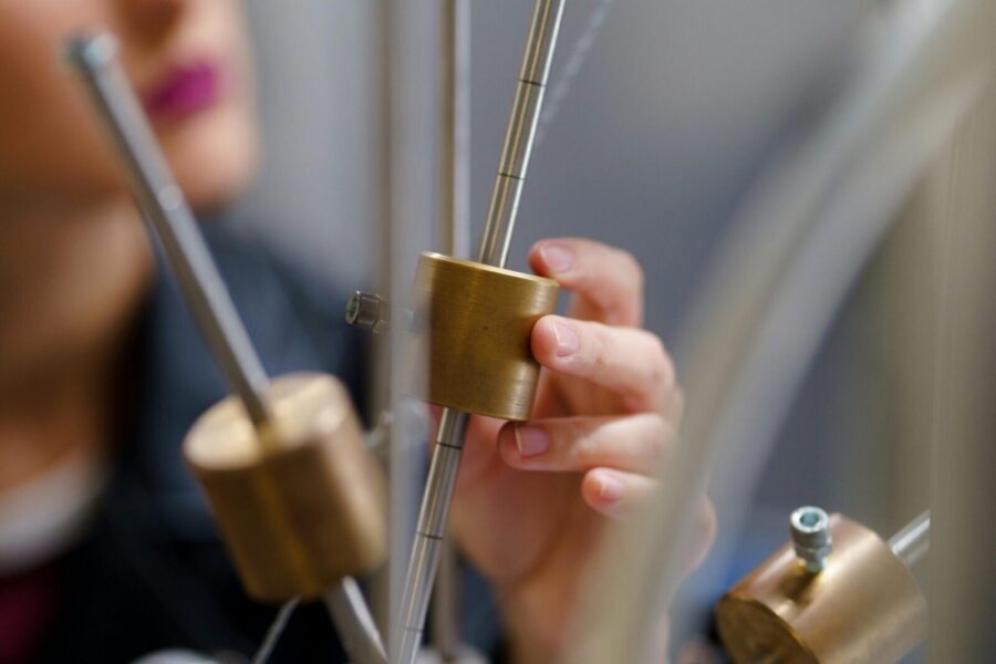 Eksperimentas atskleidė naujų detalių: sužinokite, kas slypi už dalelių masės paslapties