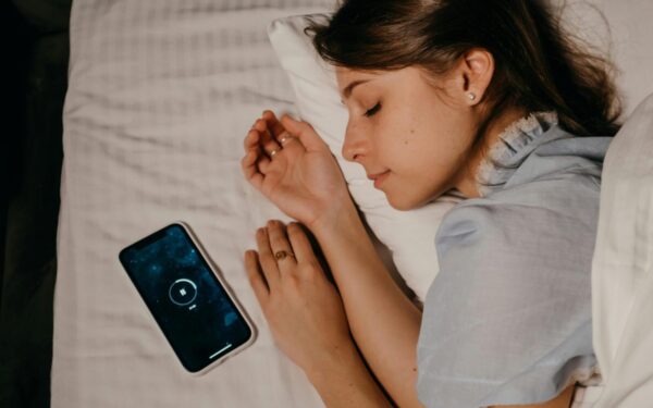 „Fitbit“ pristato naują miego vertinimą: daugiau detalių apie miegą ir DI patarimai