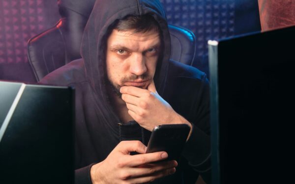 Kritinis perspėjimas visiems gyventojams: žmonės atiduoda pinigus to net nesuprasdami