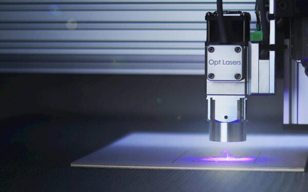 Kinija pristatė naują lazerinę platformą: mobilus sprendimas pigesnei kovai su mažais dronais