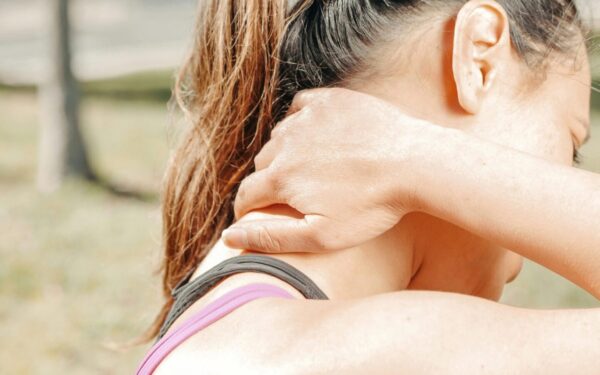 Kaklo skausmas po darbo: 5 paprasti pratimai, kaip saugiai išjudinti raumenis per kelias minutes