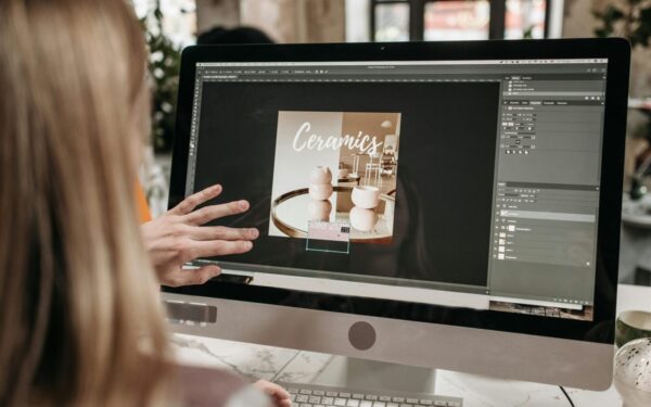 „Adobe“ integruoja dirbtinį intelektą dar giliau: sužinokite, ką gali naujasis „Firefly“ asistentas