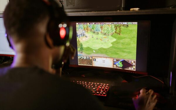 Skandalas žaidimų studijoje: „Build a Rocket Boy“ darbuotojai kreipėsi į teismą dėl sekimo be jų žinios