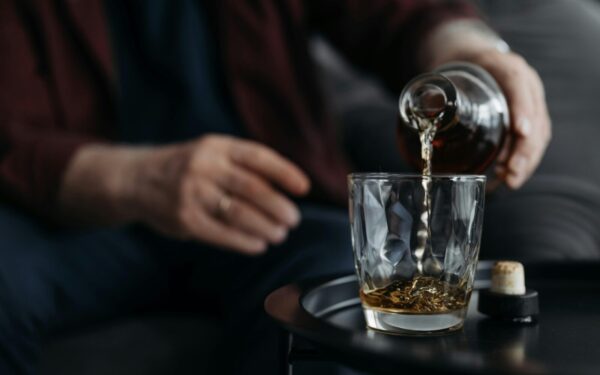 Daugelis vyrų to nesieja: alkoholis gali sukelti prostatos problemas greičiau nei manote