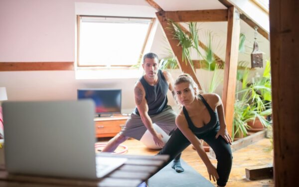 Paprastas pratimas namuose: trenerio patarimai, kaip stiprinti pilvo raumenis be įrangos