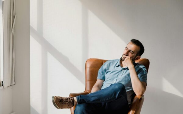 Atrodo nekaltai, bet kenkia smegenims: įvardinti įpročiai, kurių verta atsisakyti