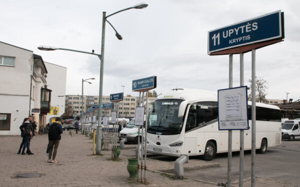 Kainų krizė: dėl karo brangsta kuras, keleiviams gresia didesnės kainos