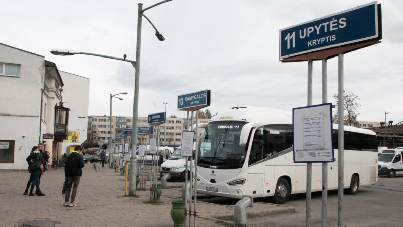 Kainų krizė: dėl karo brangsta kuras, keleiviams gresia didesnės kainos