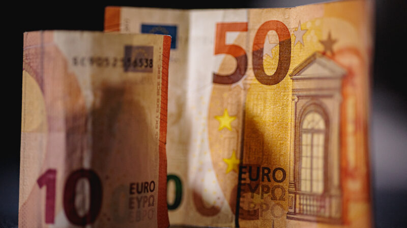 Švedai ragina nedelsti ir pasirūpinti grynaisiais, pasakė, kiek privalo turėti kiekvienas mūsų