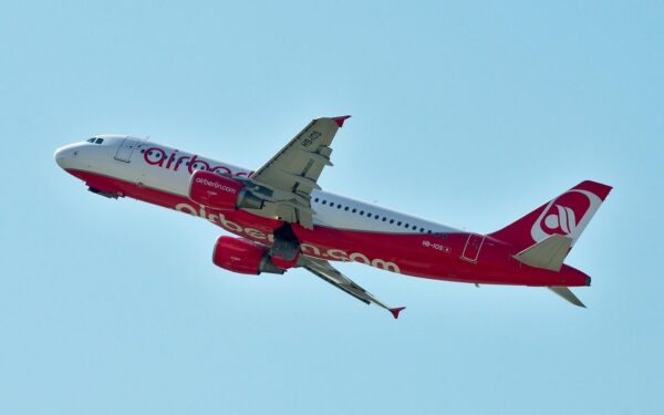 Nuo smūgių iki remonto: „LS Technics“ paaiškino, kaip remontuojami krušos pažeisti lėktuvai