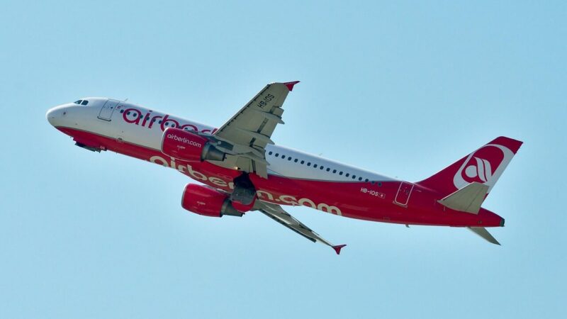 Nuo smūgių iki remonto: „LS Technics“ paaiškino, kaip remontuojami krušos pažeisti lėktuvai