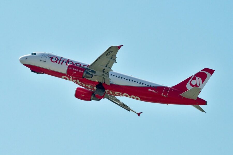 Nuo smūgių iki remonto: „LS Technics“ paaiškino, kaip remontuojami krušos pažeisti lėktuvai