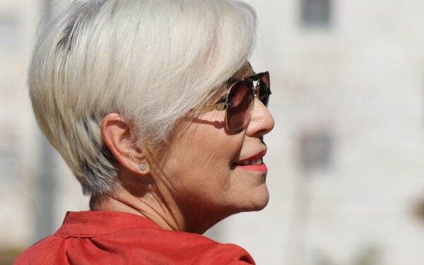 Nuo mėlynos iki burgundo: stilistai atskleidžia, kokios spalvos labiausiai tinka prie žilų plaukų