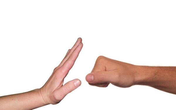 Teismas panaikino smurto orderį: bet kas iš tiesų įvyko ir kodėl ši istorija kelia tiek klausimų?