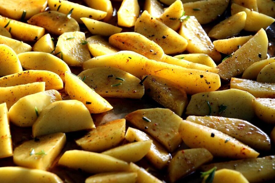 Traškios išorėje, minkštos viduje: paprastas triukas, kaip pagaminti tobulas keptas bulves