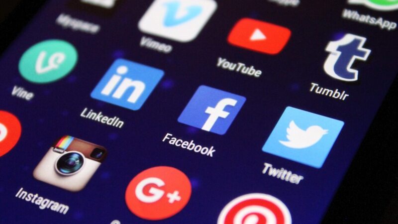 Mažiau laisvės ar daugiau apsaugos: Kipras svarsto riboti socialinius tinklus vaikams