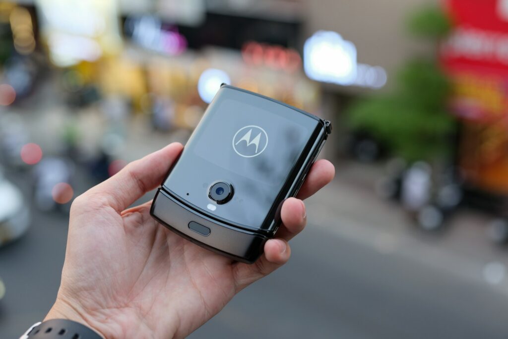 Motorola sulenkiamas telefonas. Unsplash nuotr.