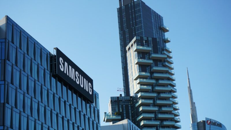 „Samsung“ įtampa paskatino diskusiją: kam turi priklausyti DI kuriama gerovė?