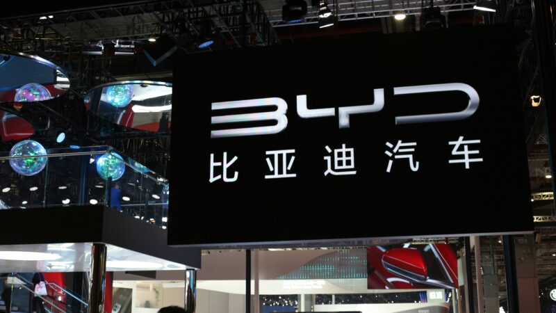 Nuo baterijų iki didžiausio elektromobilių gamintojo: Kinų milžinas „BYD“ meta iššūkį visam pasauliui
