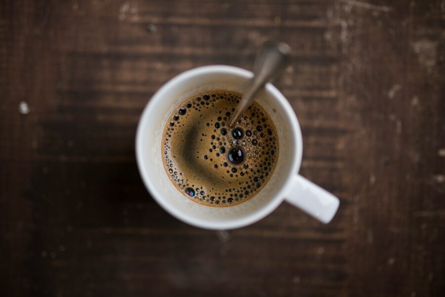 Be kofeino, bet su nauda: sužinokite, kuo grūdinė kava stebina vis daugiau žmonių