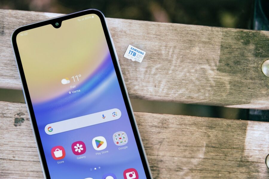„Samsung“ pristatė „Galaxy A37“ ir „A57“ telefonus: nauji vidutinės klasės modeliai