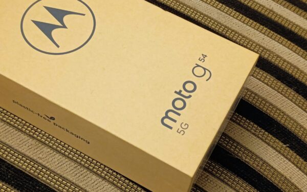 „Motorola“ grįžta į rinką, bet kainos kyla: pigūs telefonai pamažu praranda savo privalumą