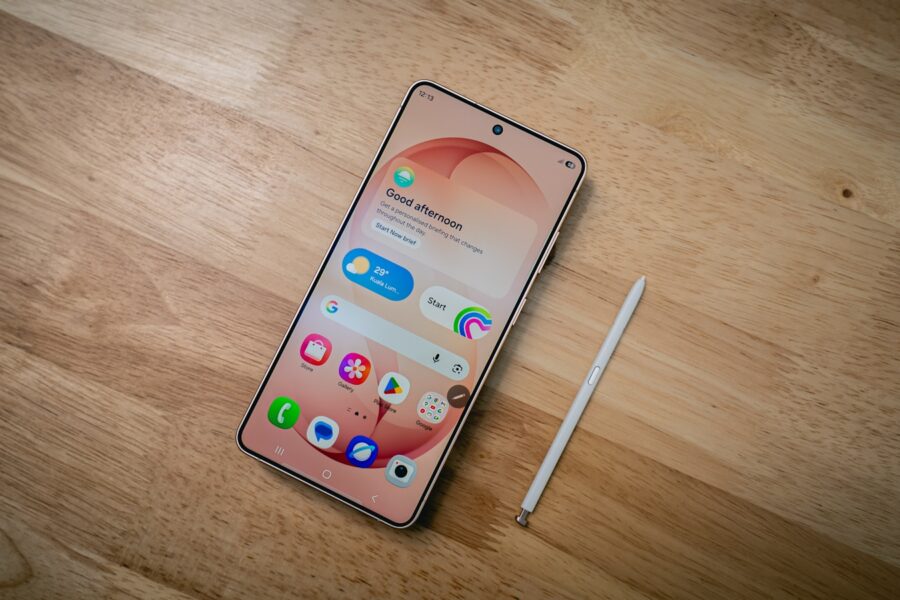 „Samsung“ išmanusis telefonas. Unsplash nuotr.