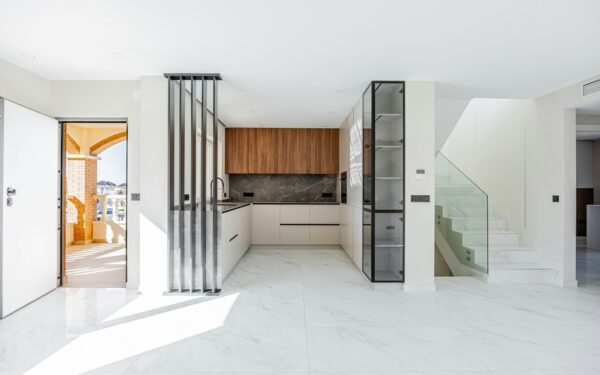 Balta spalva ir mediena virtuvėje: deriniai, kurie padės sukurti jaukų ir modernų interjerą