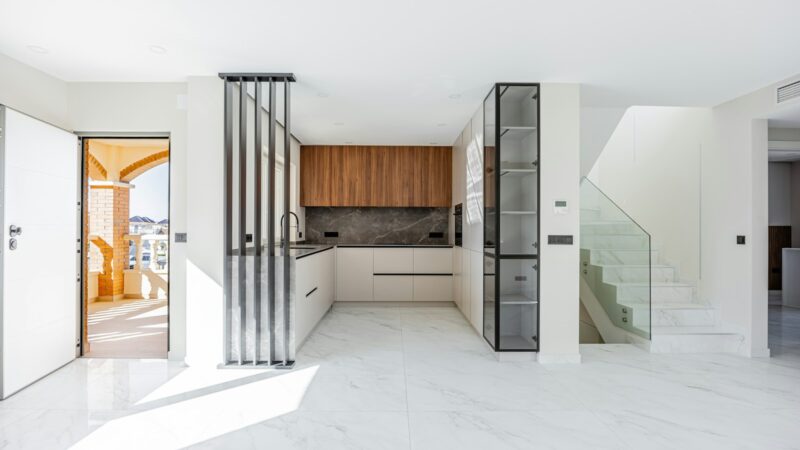 Balta spalva ir mediena virtuvėje: deriniai, kurie padės sukurti jaukų ir modernų interjerą