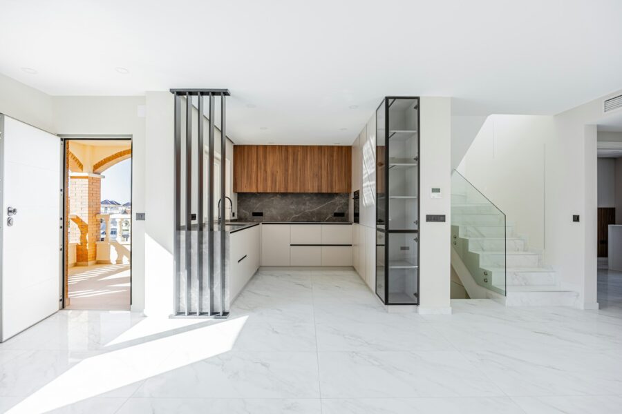 Balta spalva ir mediena virtuvėje: deriniai, kurie padės sukurti jaukų ir modernų interjerą