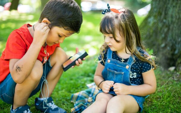 Klausimas, kuris skaldo nuomones: ar telefonai mokyklose bus ribojami?