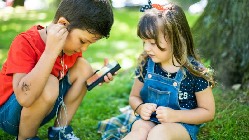 Klausimas, kuris skaldo nuomones: ar telefonai mokyklose bus ribojami?