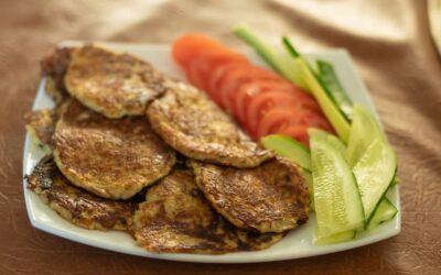 Traškūs iš išorės, minkšti viduje: receptas, kaip pagaminti bulvinius blynelius su raugintais agurkais