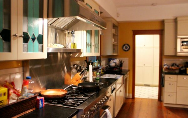 Nuo lango iki rankenėlių: idėjos be didelių išlaidų, kaip greitai atnaujinti virtuvę be remonto