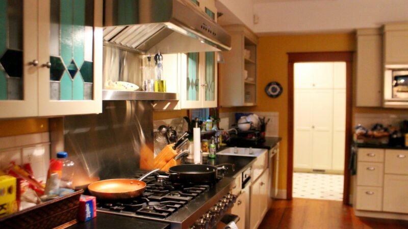 Nuo lango iki rankenėlių: idėjos be didelių išlaidų, kaip greitai atnaujinti virtuvę be remonto