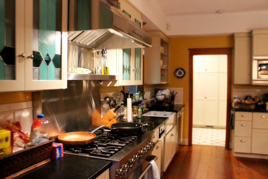 Nuo lango iki rankenėlių: idėjos be didelių išlaidų, kaip greitai atnaujinti virtuvę be remonto