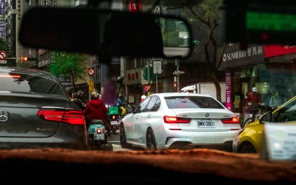 Vairuotojų nesutarimai dėl „užtrauktuko“ taisyklės: sužinokite, kada gali grėsti nemalonios pasekmės